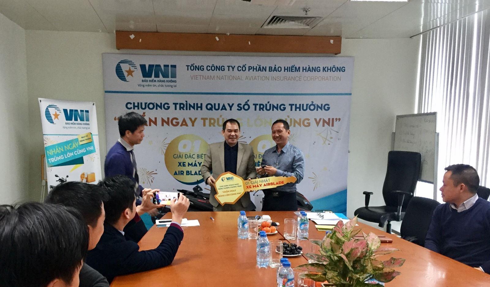 VNI trao thưởng xe máy Air blade và Iphone 6 cho khách hàng may mắn